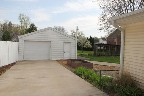 807 E Taylor St, Bloomington, IL 61701 photo 9