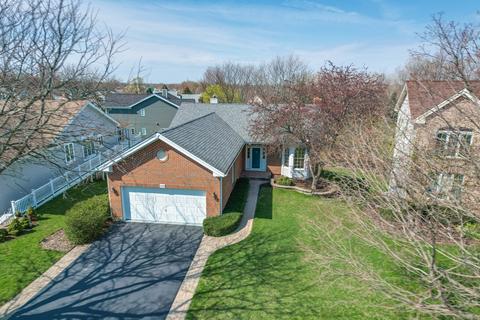 586 Golfers Ln, Bartlett, IL 60103 photo 2