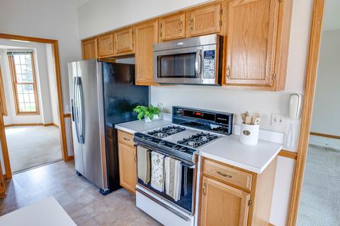 586 Golfers Ln, Bartlett, IL 60103 photo 9