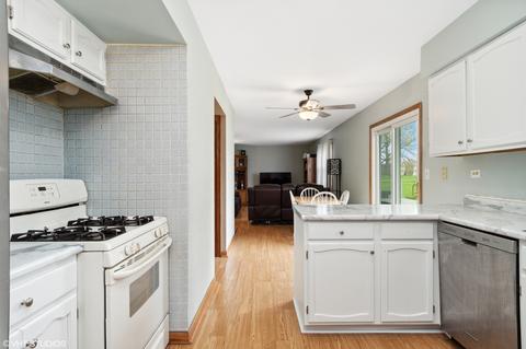899 Fieldside Ln, Aurora, IL 60504 photo 6