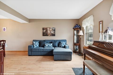 899 Fieldside Ln, Aurora, IL 60504 photo 2