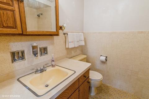 9375 Clancy Dr, Des Plaines, IL 60016 photo 9