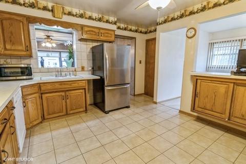 9375 Clancy Dr, Des Plaines, IL 60016 photo 4
