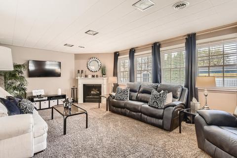 39 Circle Dr E, Montgomery, IL 60538 photo 4