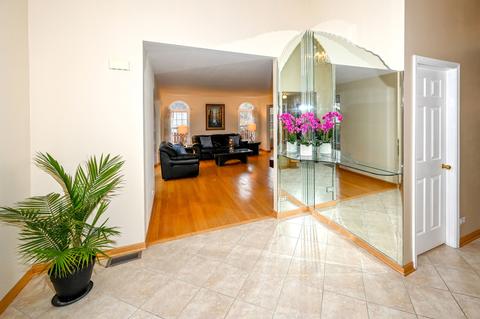 1370 E Thacker St, Schaumburg, IL 60173 photo 4