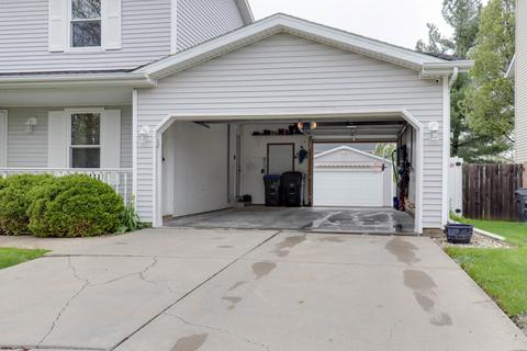 39 Edgewood Ct, Bloomington, IL 61701 photo 2