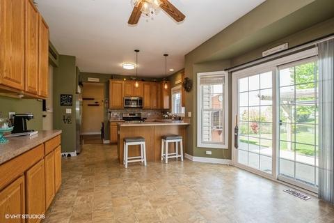 138 Fieldcrest Dr, Bartlett, IL 60103 photo 8