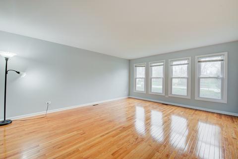 2008 E Pin Oak Dr, Mount Prospect, IL 60056 photo 3