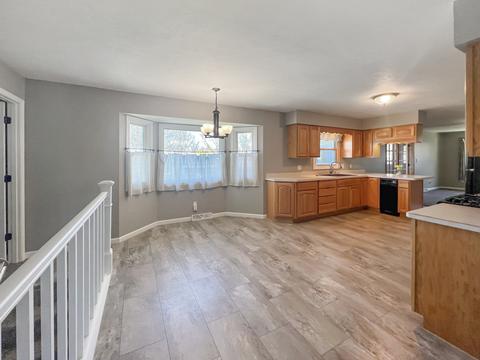 2042 Cimarron Dr, Freeport, IL 61032 photo 9