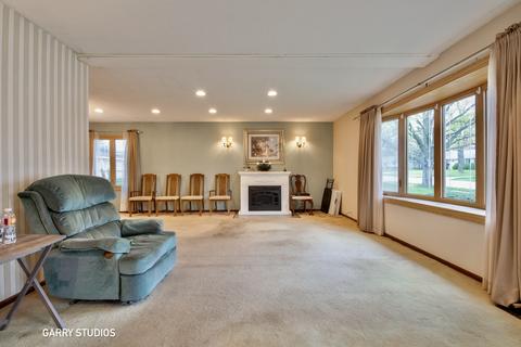 305 Newark Ln, Hoffman Estates, IL 60169 photo 2
