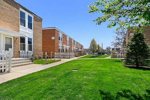 1845 Pine Ct, Des Plaines, IL 60018 photo 2