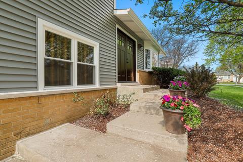 1605 W Catalpa Ln, Mount Prospect, IL 60056 photo 3