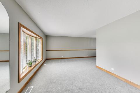 1194 Independence Dr, Bartlett, IL 60103 photo 3