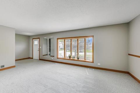1194 Independence Dr, Bartlett, IL 60103 photo 2