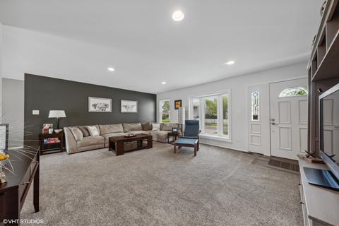 1012 Kenilworth Dr, Wheeling, IL 60090 photo 2