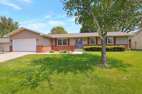 2214 Brookshire Dr E, Champaign, IL 61821 photo 1