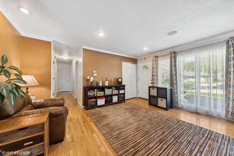 225 Pleasant St, Hoffman Estates, IL 60169 photo 2
