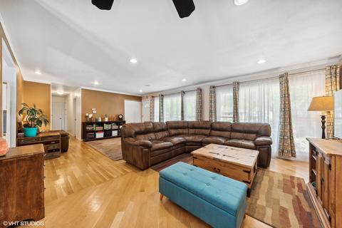 225 Pleasant St, Hoffman Estates, IL 60169 photo 3