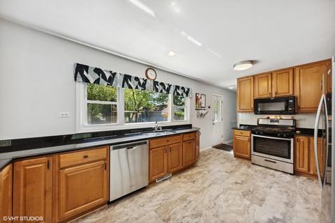 225 Pleasant St, Hoffman Estates, IL 60169 photo 6