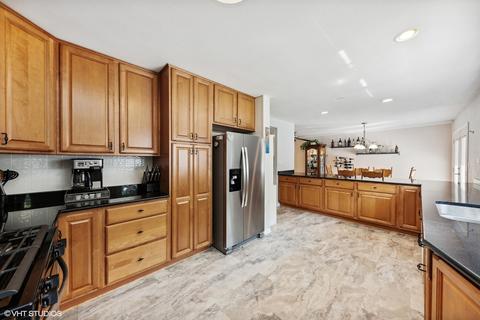 225 Pleasant St, Hoffman Estates, IL 60169 photo 5