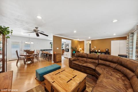 225 Pleasant St, Hoffman Estates, IL 60169 photo 4