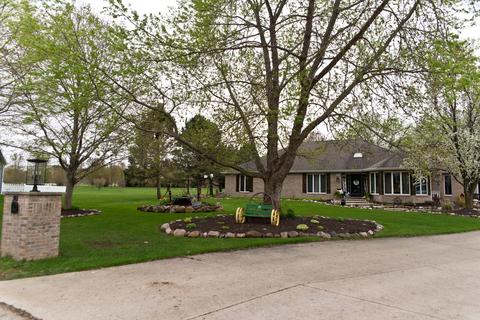 305 E Pine Meadow Ct, Morris, IL 60450 photo 2