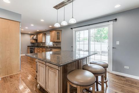 1027 Valewood Rd, Bartlett, IL 60103 photo 4