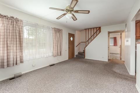 8901 Olympic Dr, Bridgeview, IL 60455 photo 4