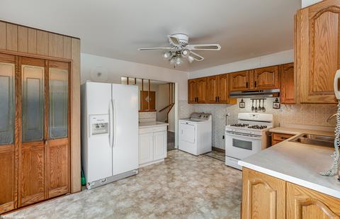 8901 Olympic Dr, Bridgeview, IL 60455 photo 5