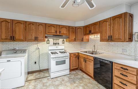 8901 Olympic Dr, Bridgeview, IL 60455 photo 6