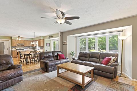 8 Harbor Pointe Cir, Bloomington, IL 61704 photo 7