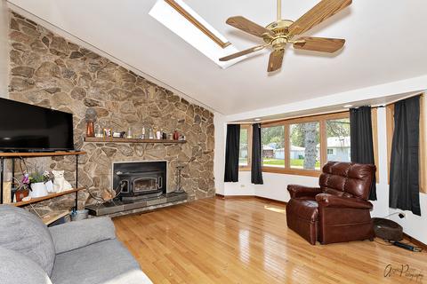 1404 Sunset Dr, Holiday Hills, IL 60051 photo 2