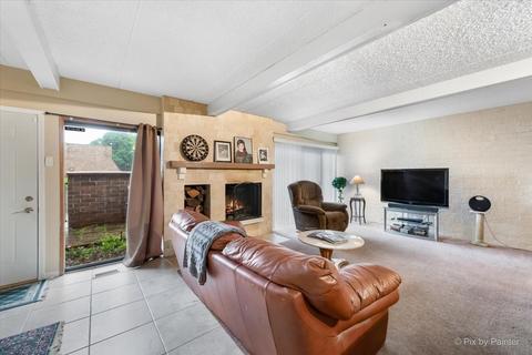 810 Kenneth Cir, Elgin, IL 60120 photo 4