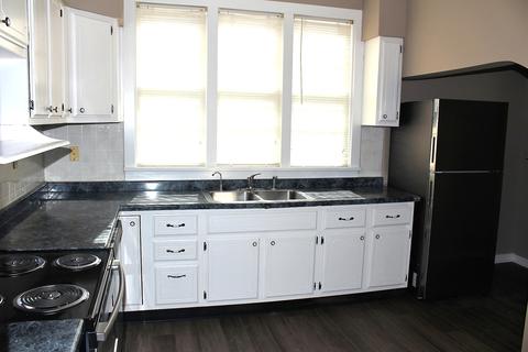 812 E Macon St, Clinton, IL 61727 photo 6