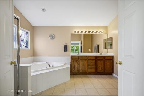 642 Biltmore Dr, Bartlett, IL 60103 photo 17