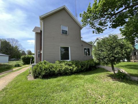 835 E Shawnee St, Freeport, IL 61032 photo 2