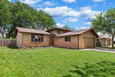 515 Hampton Cir, Bartlett, IL 60103 photo 2