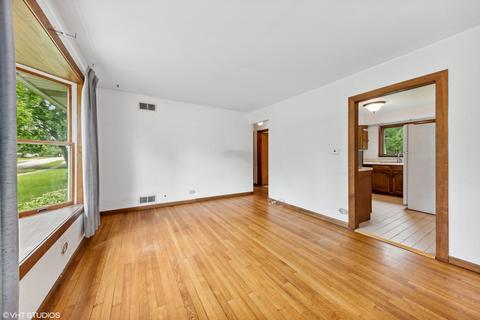 319 E Ardmore Ave, Roselle, IL 60172 photo 2