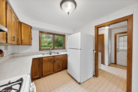 319 E Ardmore Ave, Roselle, IL 60172 photo 4