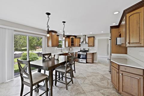 1332 Deerfield Ln, Bartlett, IL 60103 photo 4
