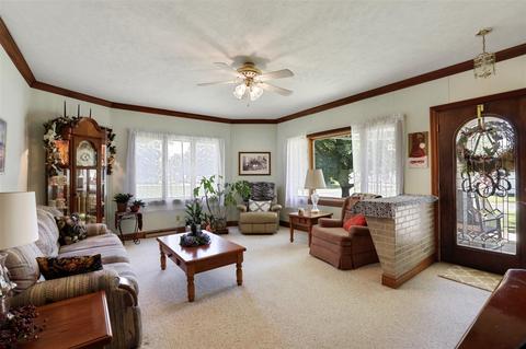 410 E Washington St, Le Roy, IL 61752 photo 2