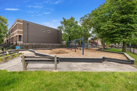 4633 S Champlain Ave, Chicago, IL 60653 photo 4