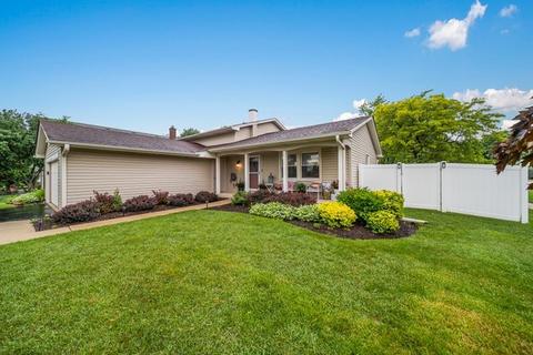 3667 Whispering Trails Dr, Hoffman Estates, IL 60192 photo 2
