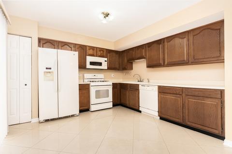 638 Dover Dr, Elgin, IL 60120 photo 4