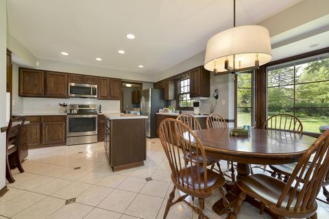 3985 Charlemagne Dr, Hoffman Estates, IL 60192 photo 5