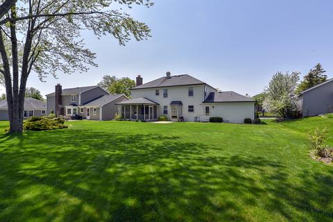 3985 Charlemagne Dr, Hoffman Estates, IL 60192 photo 2