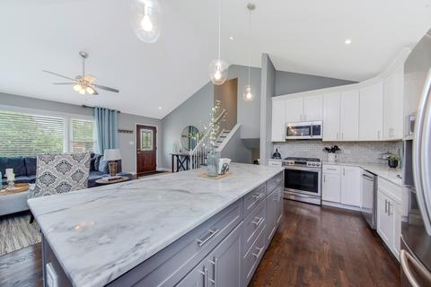 8446 Normandy Ave, Burbank, IL 60459 photo 9