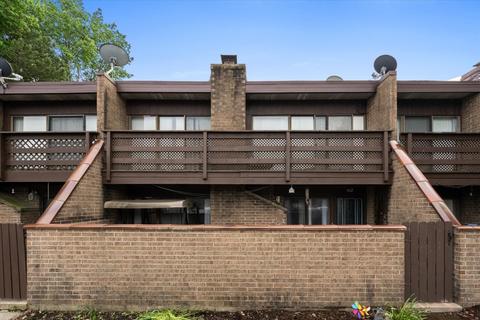 402 Kenneth Cir, Elgin, IL 60120 photo 1