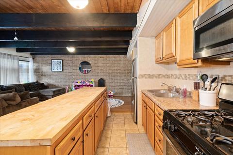 402 Kenneth Cir, Elgin, IL 60120 photo 7