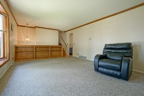 9 E Debbie Dr, Mount Prospect, IL 60056 photo 3